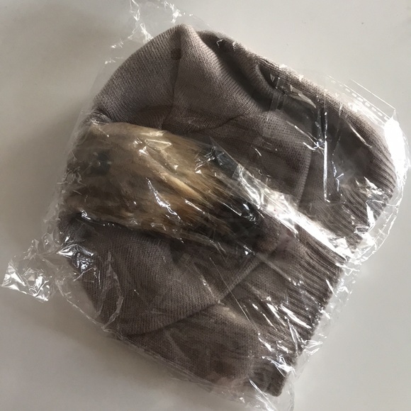 Beanie Hats w detachable real fur Pom Pom - Picture 2 of 4